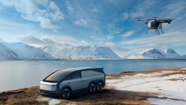 Пазарът, предназначен буквално да полети, този на eVtol (електрически превозни средства с вертикално излитане и кацане), е сегмент за луксозни клиенти с вкус към технологиите. Китайската марка за автомобили с нулеви емисии Xpeng представя окончателната версия на своя Land Aircraft Carrier на Consumer Electronic Show 2025.
 
Преводът на "пътен самолетоносач " не е толкова далеч от истината, като се има предвид, че превозното средство е съставено от две единици. Основната е с дължина 5,5 метра и има форма на миниван, с решение за удължаване на обхвата, което използва двигател с вътрешно горене за захранване на електрическата тяга и батериите, така че да достигне 1000 км автономност. 

На покрива, действителният eVtol, има двуместна кабина в конфигурация на дрон с четири витла с двигатели, захранвани от 800 волта напрежение и батерия, способна да презарежда от 30% до 80% само за 18 минути.